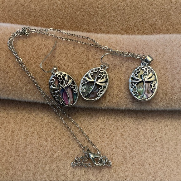Beautiful Dragonfly Necklace and Earring Set! 21”
Brand New! - Picture 1 of 2